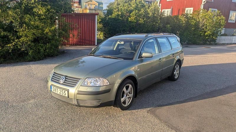 Grön Begagnad 2002 VW Passat Comfortline Kombi | 23 000 kr (Dyr) - Bild 1/4