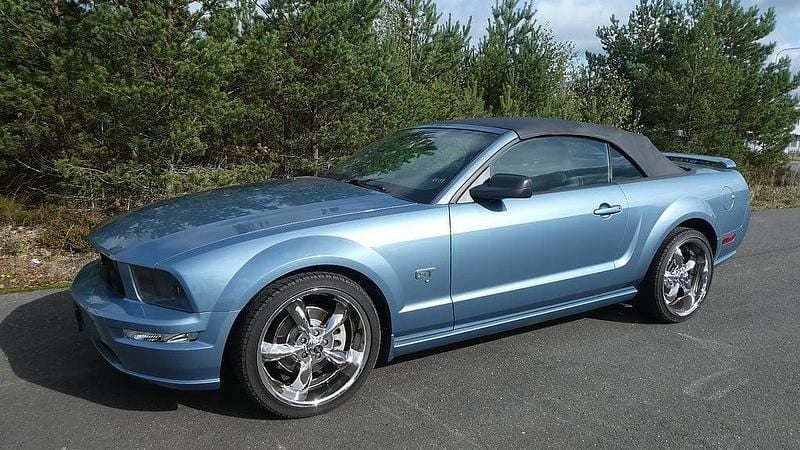 Begagnad Ford Mustang GT 301 HK (221 kW) 2005 Windveil blue metalic Cab