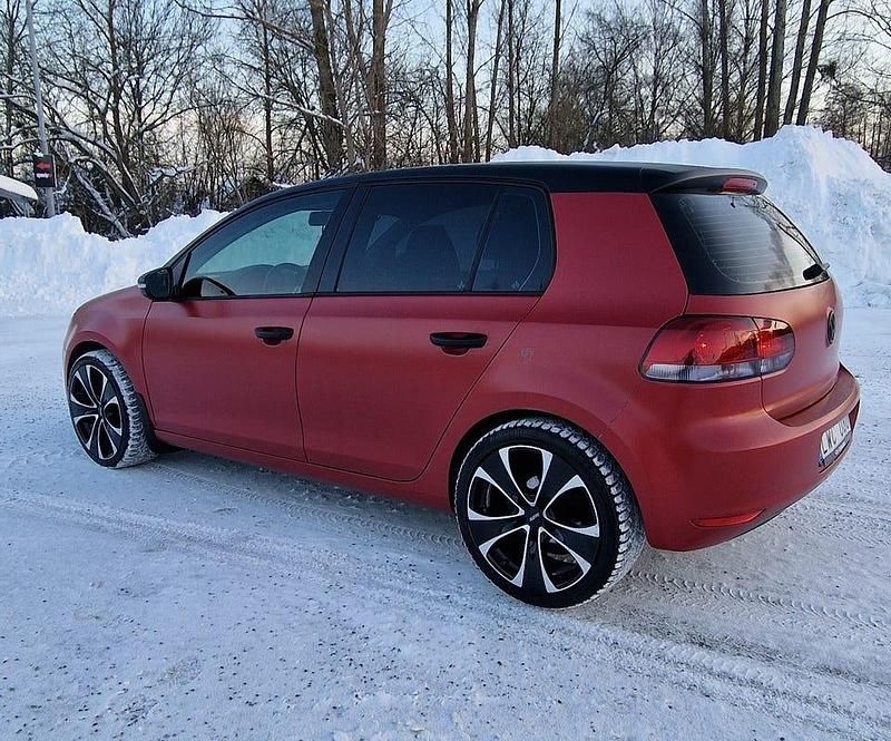 Begagnad VW Golf VII 102 HK (75 kW) 2012 Matt röd med svart tak Halvkombi