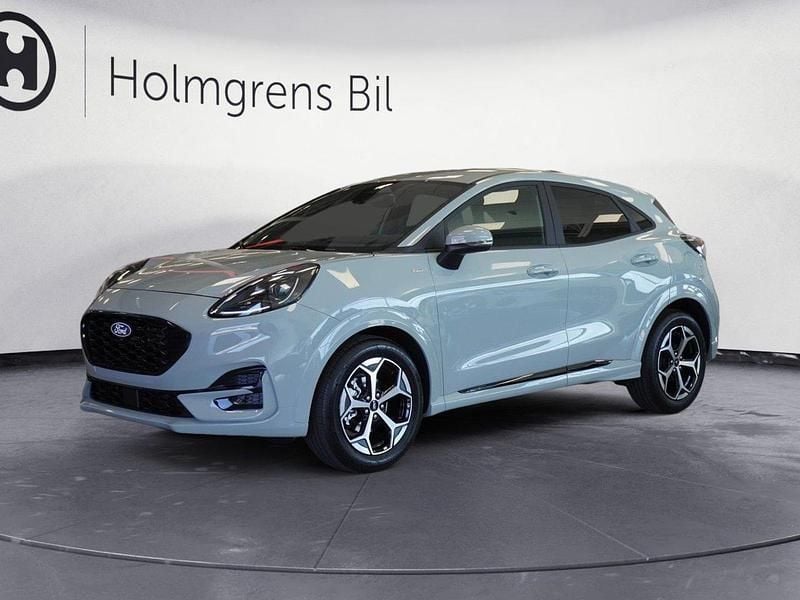 Grå Ny 2025 Ford Puma ST-Line SUV | 332 400 kr (Lite dyr) - Bild 1/4