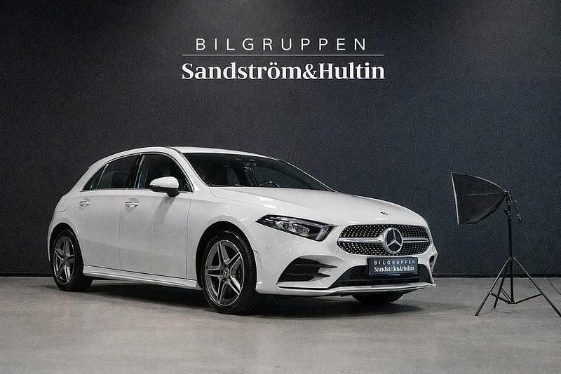 Vit Begagnad 2021 Mercedes A250 AMG Halvkombi | 289 000 kr (Marknadspris) - Bild 1/4