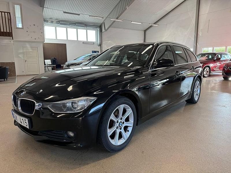 Svart Begagnad 2012 BMW 318 Kombi | 124 900 kr (Marknadspris) - Bild 1/4