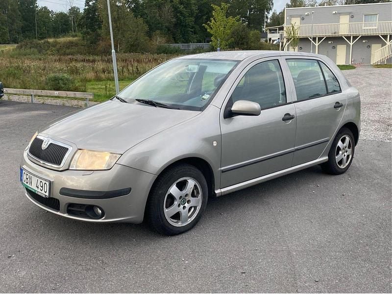 Brun Begagnad 2007 Skoda Fabia Halvkombi | 18 000 kr (Bra pris) - Bild 1/4