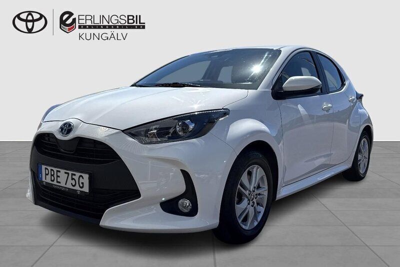 Vit Begagnad 2022 Toyota Yaris Hybrid Active Halvkombi | 209 900 kr (Marknadspris) - Bild 1/3