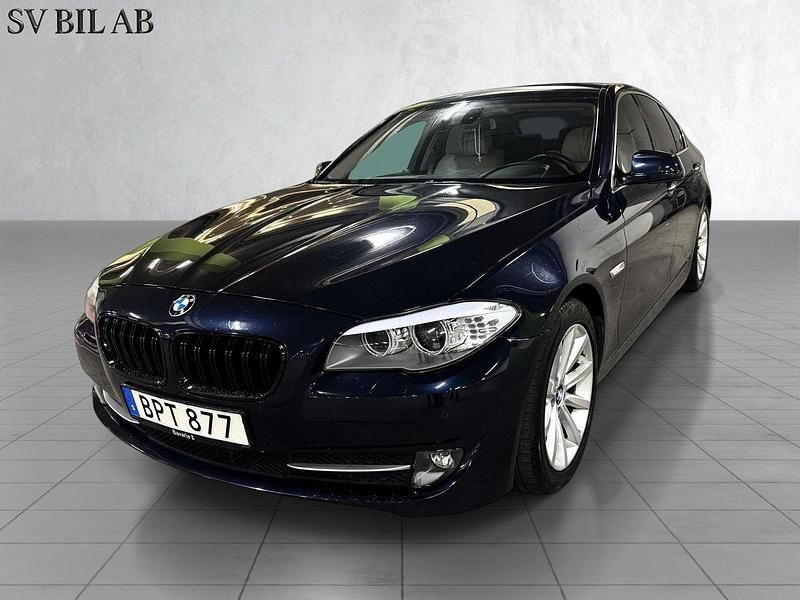Blå Begagnad 2010 BMW 525 Sedan | 139 900 kr (Marknadspris) - Bild 1/4