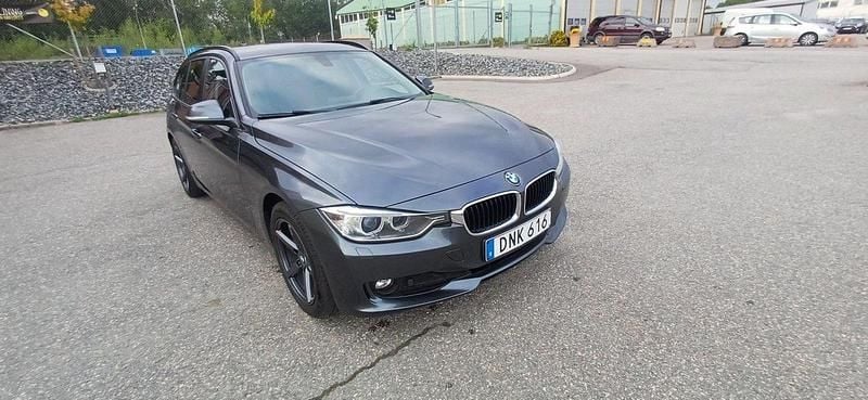 Grå Begagnad 2015 BMW 320 Kombi | 119 900 kr (Bra pris) - Bild 1/4