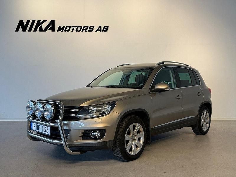 Ljusgrå (grå) Begagnad 2012 VW Tiguan Sportline SUV | 84 900 kr (Marknadspris) - Bild 1/4