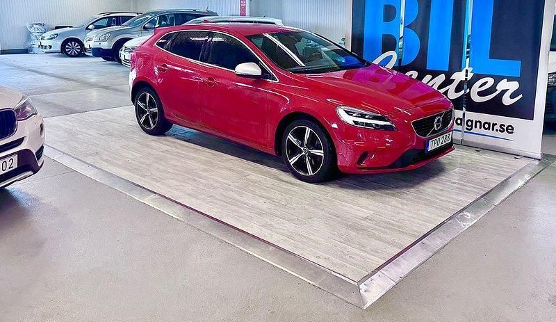 Röd Begagnad 2018 Volvo V40 R-Design Kombi | 189 000 kr (Marknadspris) - Bild 1/4