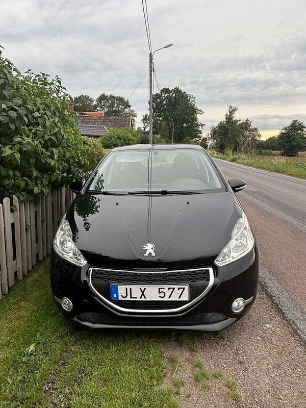 Svart Begagnad 2012 Peugeot 208 Halvkombi | 60 000 kr (Marknadspris) - Bild 1/4