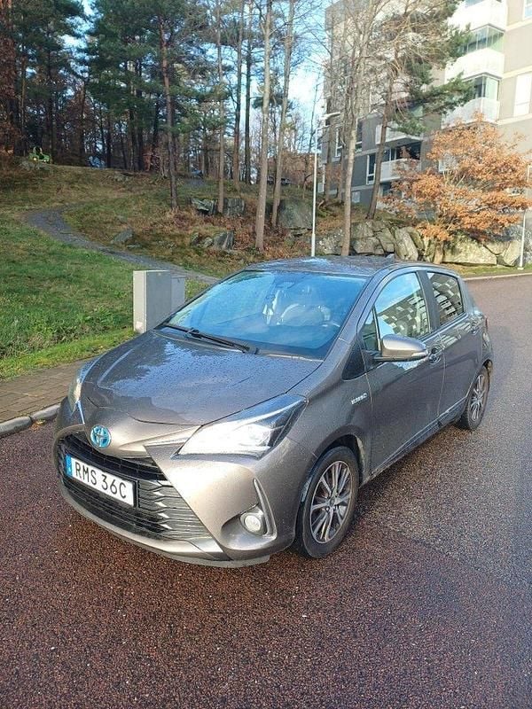 Grå Begagnad 2019 Toyota Yaris Hybrid Halvkombi | 155 000 kr (Marknadspris) - Bild 1/4
