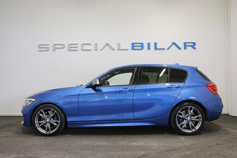Begagnad BMW M135 M Sport 326 HK (239 kW) 2016 Blå Halvkombi