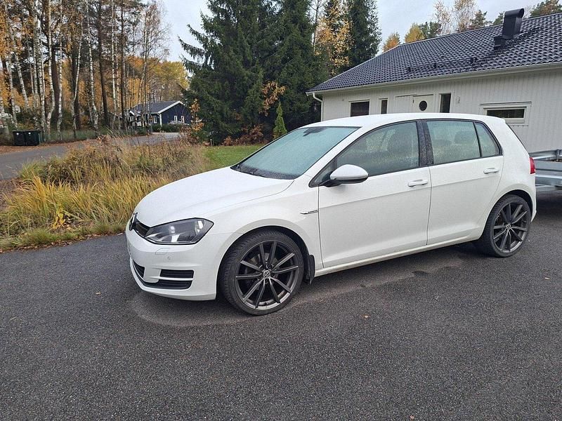 Vit Begagnad 2015 VW Golf VII Halvkombi | 119 000 kr (Marknadspris) - Bild 1/4