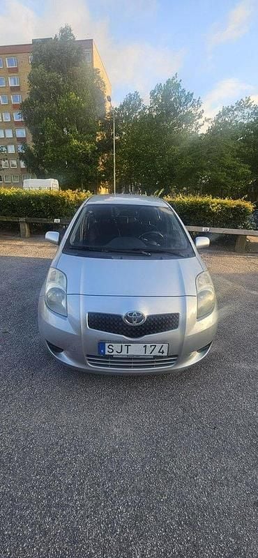 Silver Begagnad 2006 Toyota Yaris Halvkombi | 58 000 kr (Bra pris) - Bild 1/4