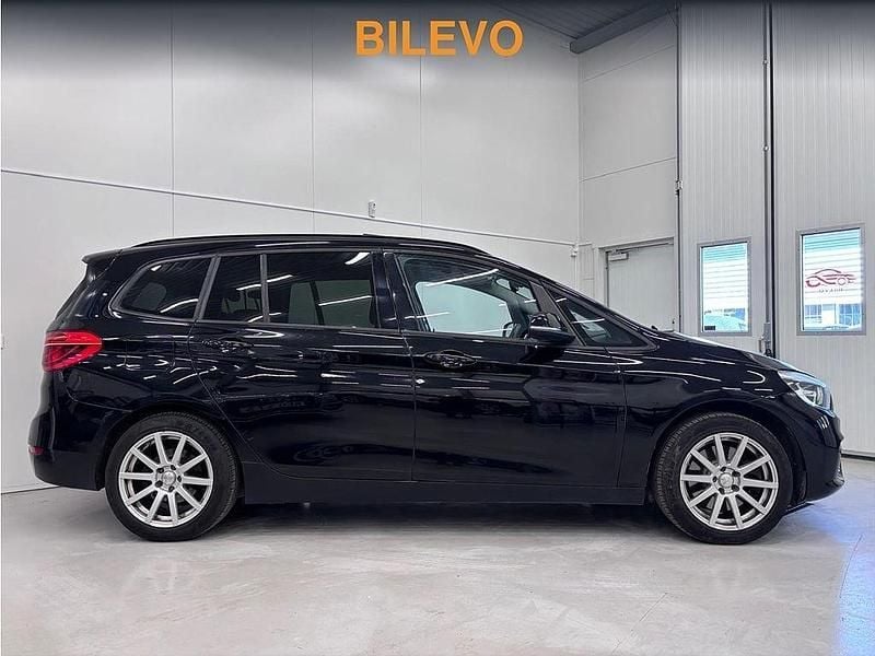 Svart Begagnad 2015 BMW 220 Gran Tourer Sport Line Minibuss | 147 900 kr (Marknadspris) - Bild 1/4