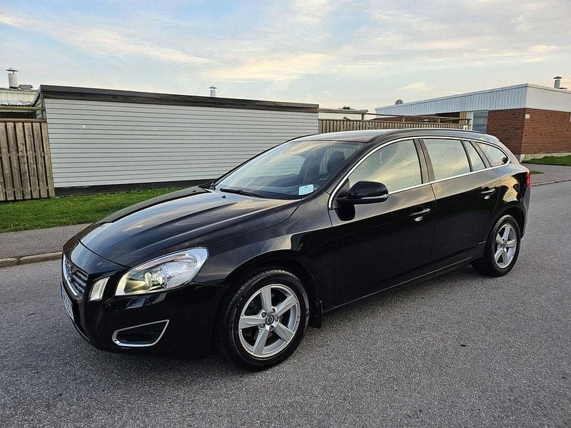 Svart Begagnad 2012 Volvo V60 Momentum Kombi | 59 000 kr (Superpris) - Bild 1/4