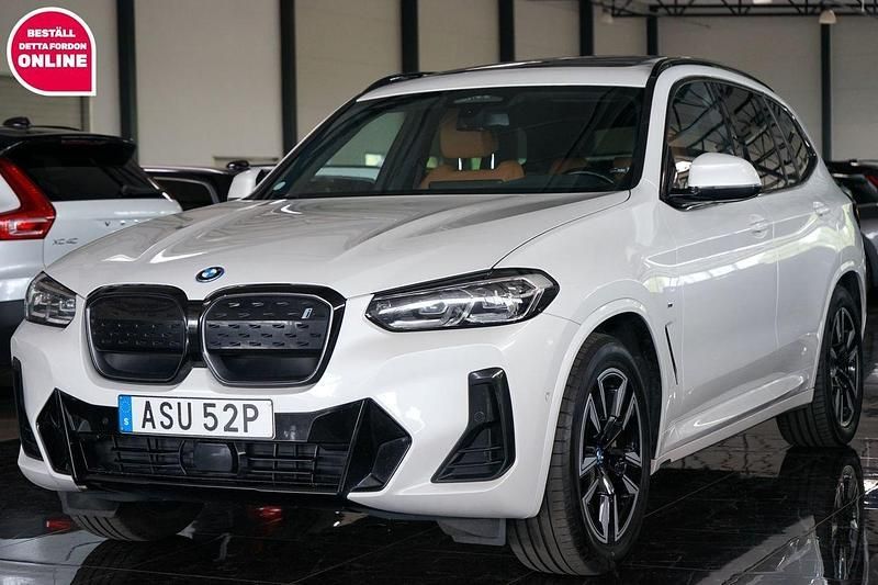 Vit Begagnad 2022 BMW iX3 M Sport SUV | 369 500 kr (Marknadspris) - Bild 1/4