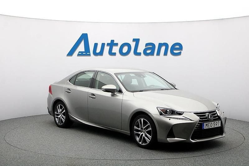 Ljusgrå Begagnad 2019 Lexus IS300h Executive Line Sedan | 279 900 kr (Marknadspris) - Bild 1/3