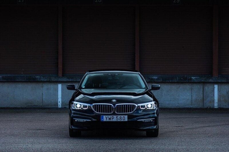 Svart Begagnad 2018 BMW 520 Sedan | 250 000 kr (Superpris) - Bild 1/4