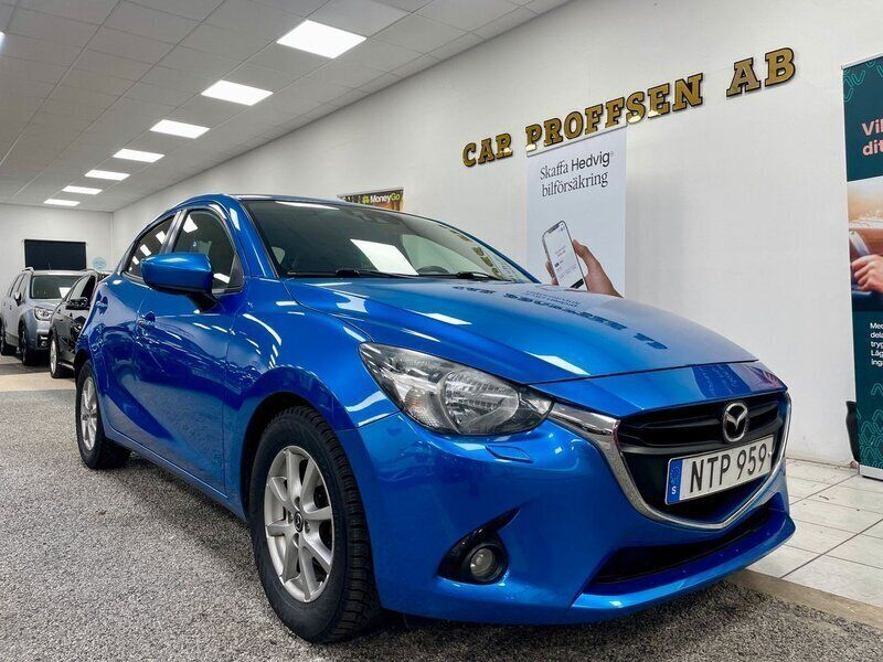 Blå Begagnad 2015 Mazda 2 Halvkombi | 84 900 kr (Marknadspris) - Bild 1/4