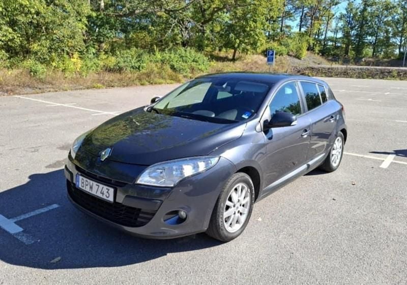 Grå Begagnad 2011 Renault Mégane III Halvkombi | 30 000 kr (Bra pris) - Bild 1/4