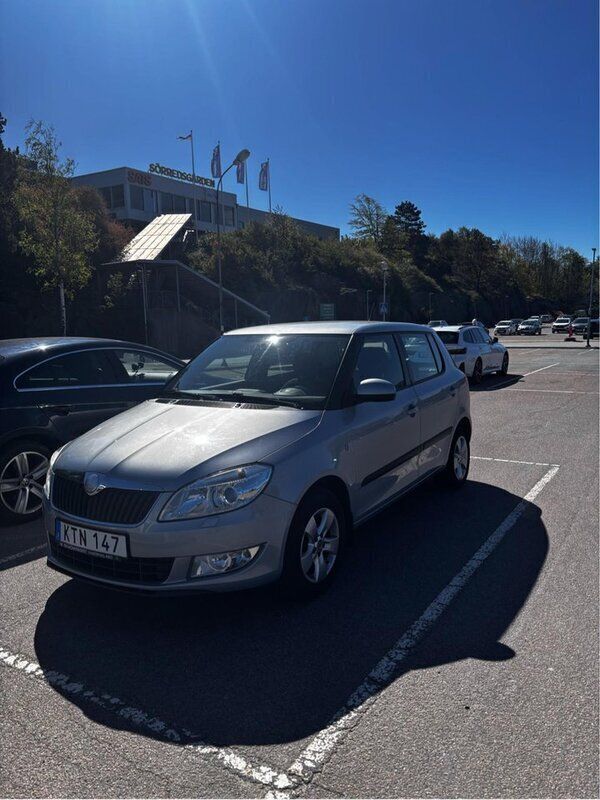 Blå Begagnad 2011 Skoda Fabia Elegance Halvkombi | 30 000 kr (Bra pris) - Bild 1/4