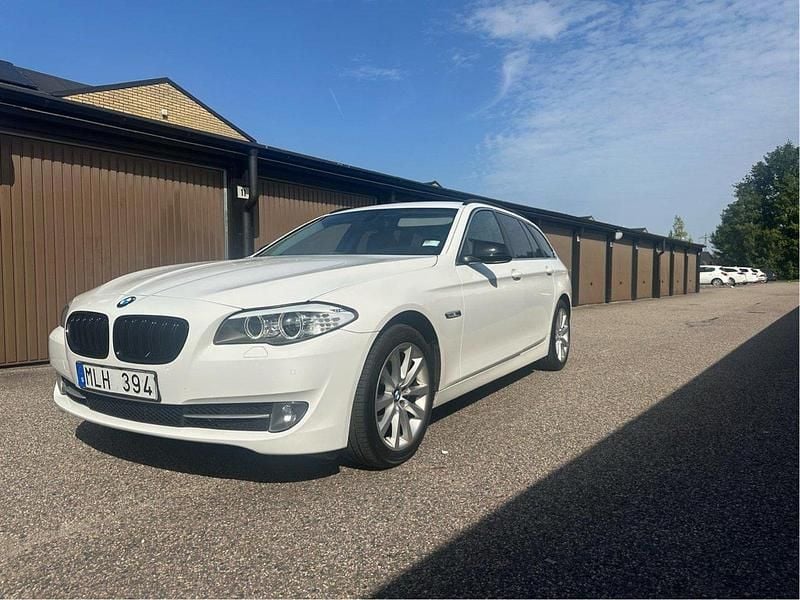 Vit Begagnad 2013 BMW 520 Kombi | 117 000 kr (Marknadspris) - Bild 1/4