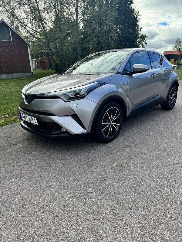Grå Begagnad 2019 Toyota C-HR+ Executive SUV | 220 000 kr (Marknadspris) - Bild 1/4