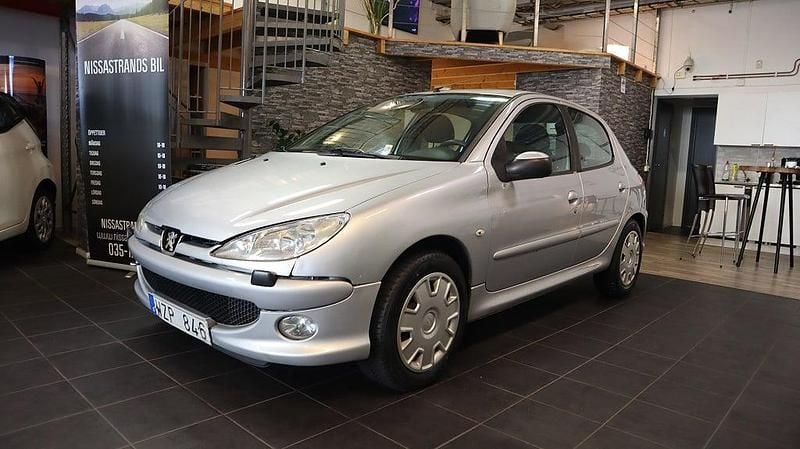Grå Begagnad 2005 Peugeot 206 Halvkombi | 17 900 kr (Marknadspris) - Bild 1/4