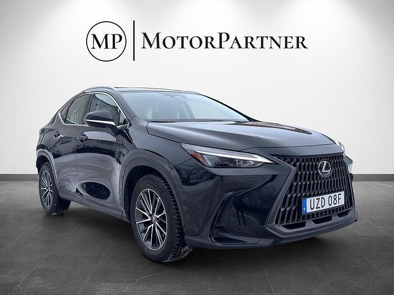 Svart Begagnad 2022 Lexus NX350h | 409 900 kr (Lite dyr) - Bild 1/4