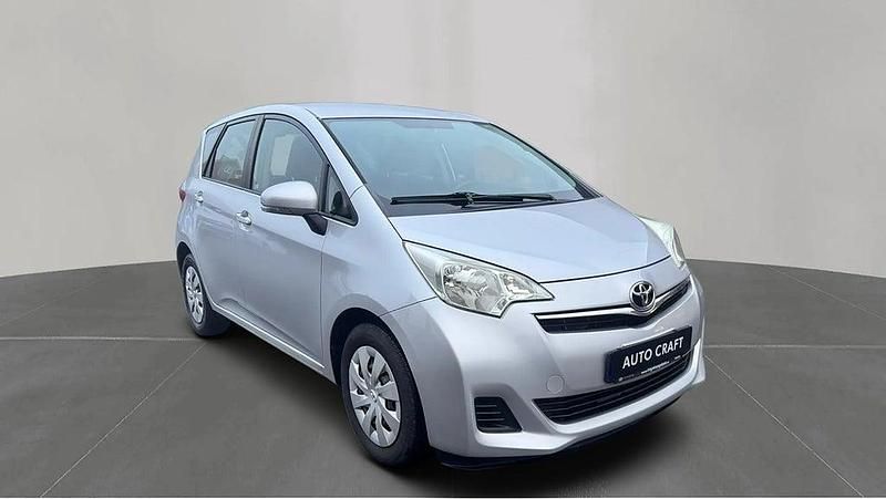 Begagnad Toyota Verso-S Multidrive S 99 HK (72 kW) 2010 Silver Minibuss