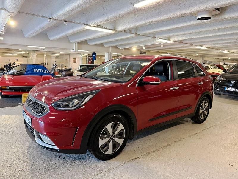 Röd (ministermetallic) Begagnad 2018 Kia Niro Advance SUV | 174 900 kr (Marknadspris) - Bild 1/4