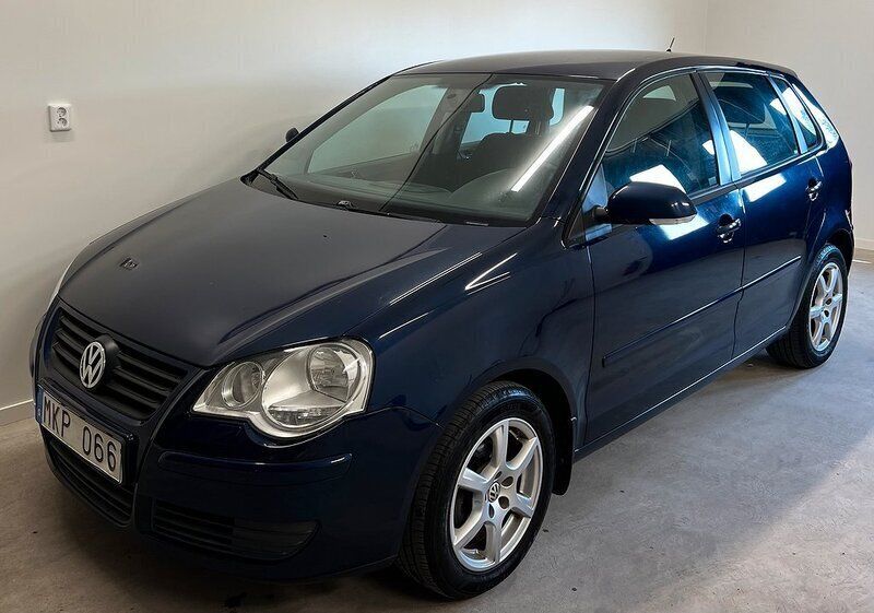 Mörkblå Begagnad 2006 VW Polo Comfortline Halvkombi | 37 900 kr (Marknadspris) - Bild 1/4