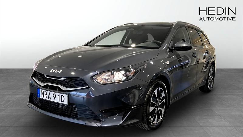 Grå Ny 2025 Kia Ceed Sportswagon Kombi | 279 900 kr (Marknadspris) - Bild 1/4
