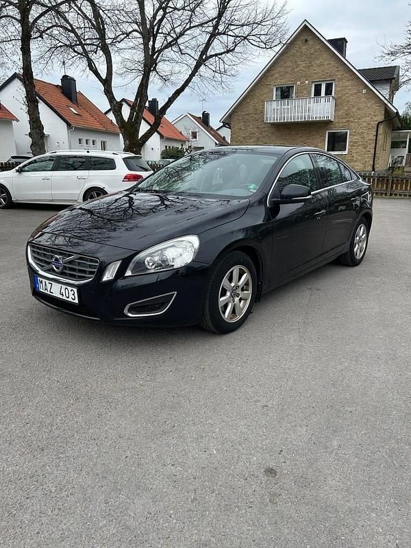 Begagnad 2012 Volvo S60 Sedan | 75 000 kr (Marknadspris) - Bild 1/4