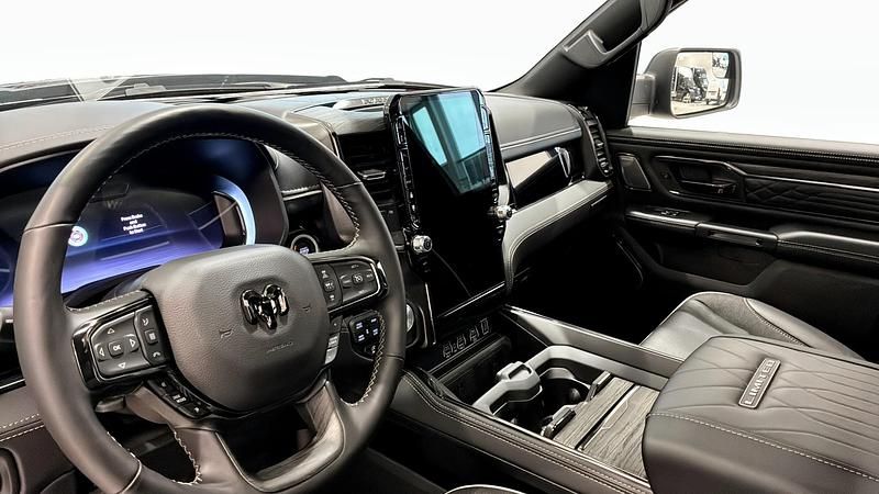 Ny RAM 1500 2025 Svart Pickup