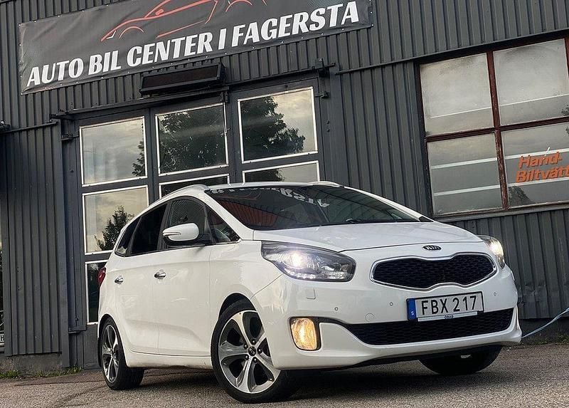 Vit Begagnad 2015 Kia Carens Minibuss | 99 900 kr (Marknadspris) - Bild 1/4