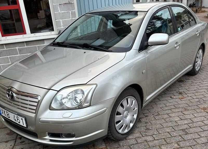 Grå Begagnad 2005 Toyota Avensis Sedan | 42 000 kr (Marknadspris) - Bild 1/4