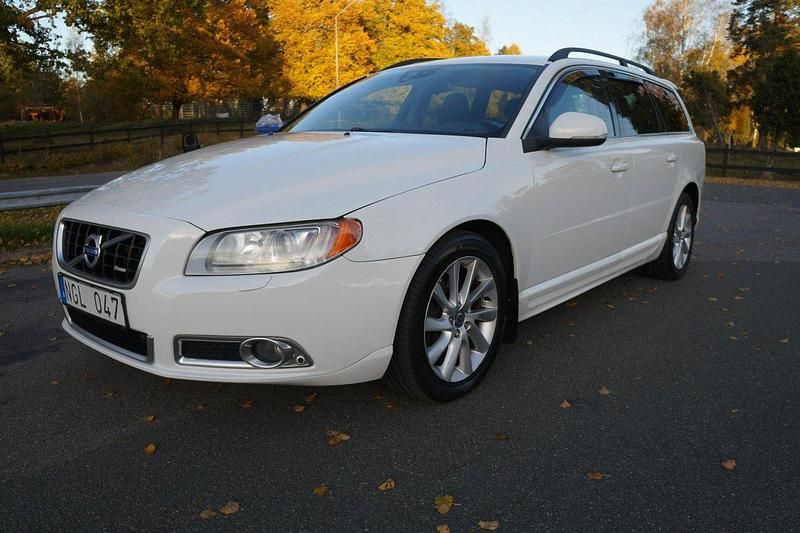Vit Begagnad 2013 Volvo V70 R-Design Kombi | 79 000 kr (Marknadspris) - Bild 1/4