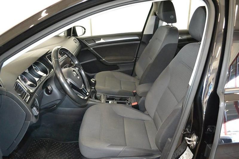 Begagnad VW Golf VII 110 HK (80 kW) 2017 Svart Halvkombi
