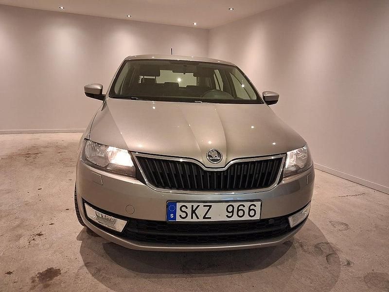 Brun Begagnad 2013 Skoda Rapid Halvkombi | 63 900 kr (Bra pris) - Bild 1/4