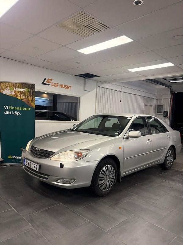 Silver Begagnad 2001 Toyota Camry Sedan | 29 900 kr (Marknadspris) - Bild 1/4