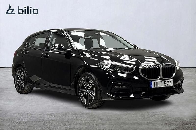 Svart Begagnad 2022 BMW 118 Sport Line Halvkombi | 244 900 kr (Marknadspris) - Bild 1/4