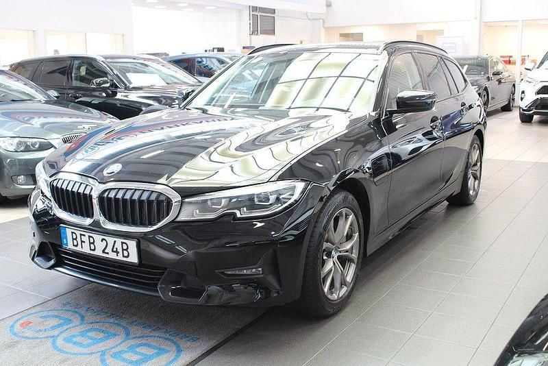 Svart Begagnad 2021 BMW 330e Sport Line Kombi | 269 900 kr (Superpris) - Bild 1/4