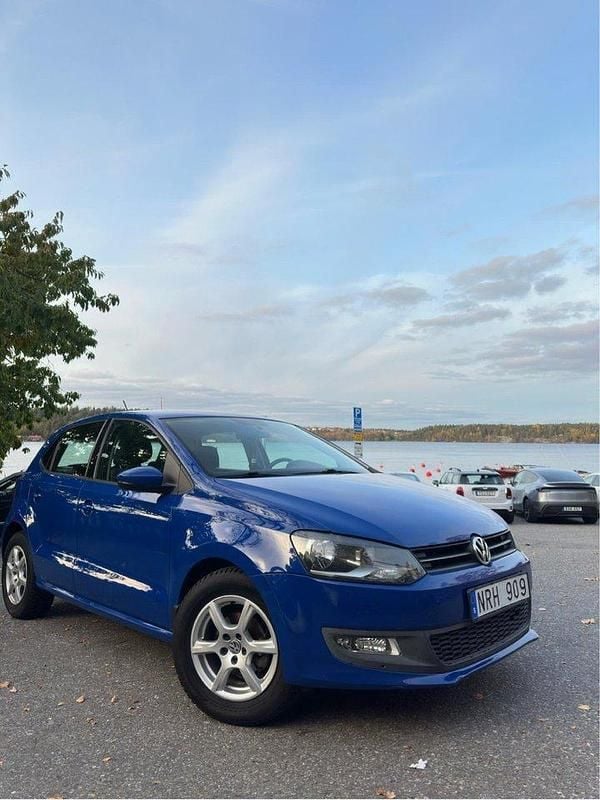 Blå Begagnad 2010 VW Polo Halvkombi | 70 000 kr (Marknadspris) - Bild 1/4
