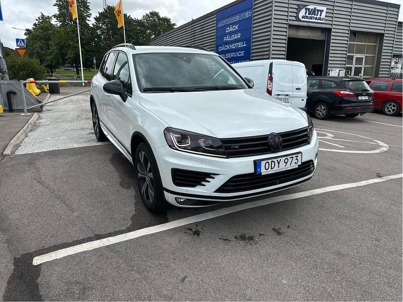Vit Begagnad 2017 VW Touareg R-line SUV | 249 000 kr (Marknadspris) - Bild 1/4