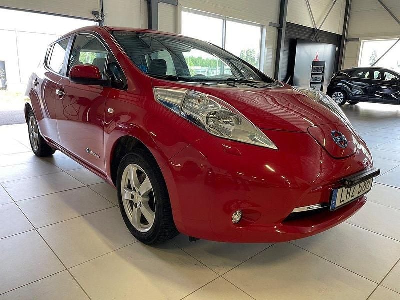 Röd Begagnad 2017 Nissan Leaf Halvkombi | 99 900 kr (Marknadspris) - Bild 1/4