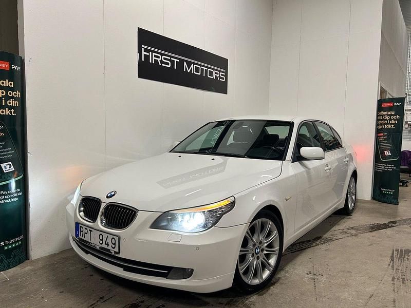 Vit Begagnad 2008 BMW 525 Advantage Sedan | 59 900 kr (Marknadspris) - Bild 1/4