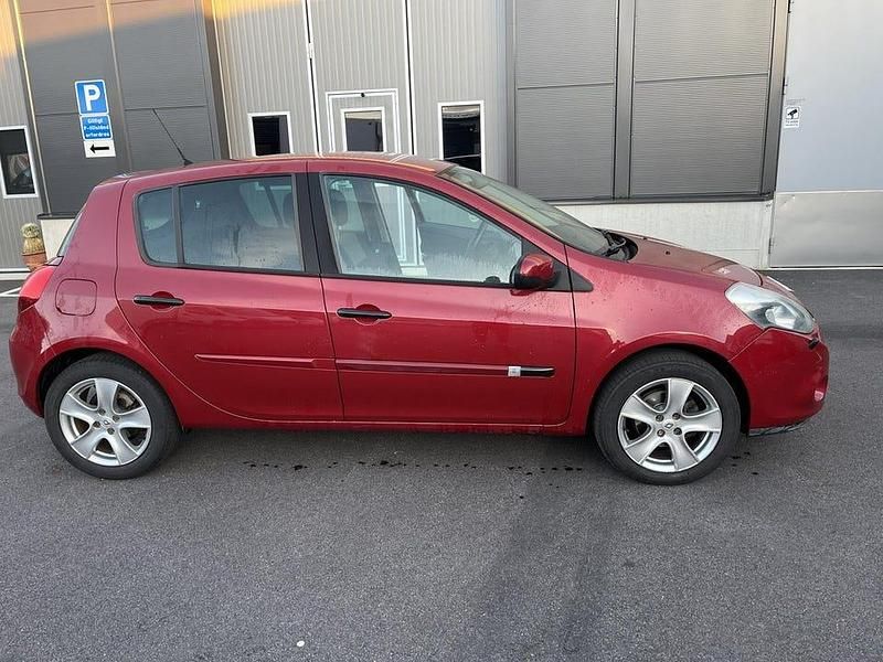 Begagnad 2010 Renault Clio II Halvkombi | 37 900 kr (Marknadspris) - Bild 1/4
