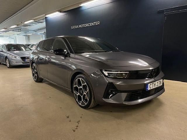 Grå Begagnad 2024 Opel Astra Ultimate Kombi | 279 900 kr - Bild 1/4
