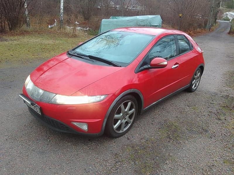 Röd Begagnad 2007 Honda Civic Halvkombi | 34 900 kr (Marknadspris) - Bild 1/4